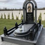 Элитный памятник военному в форме арки из черного и серого гранита, модель A-0091.