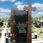 Мужской Памятник с крестом из бордового гранита №14-028