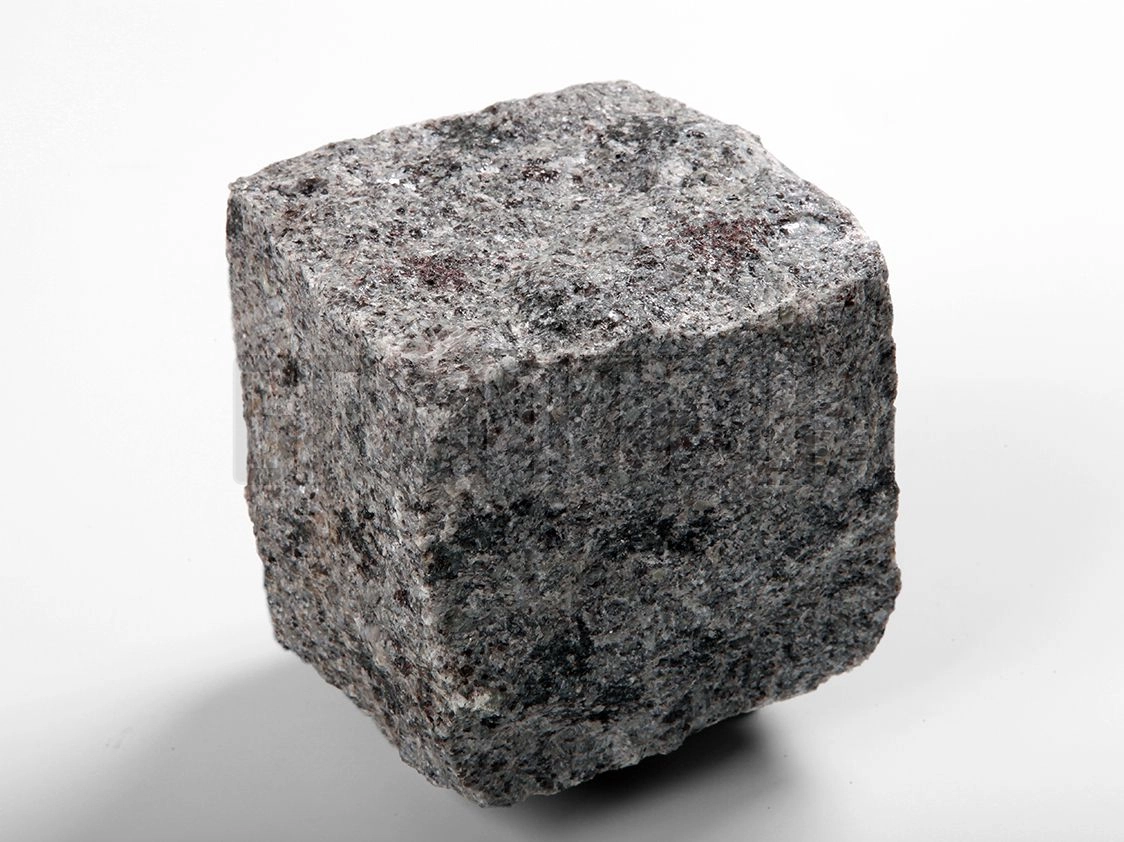 Bruschatka-iz-Konstantinovskogo-granita-100x100x100-kolotaya-foto-1 Брусчатка из Константиновского гранита 100x100x100 колотая — изображение 1
