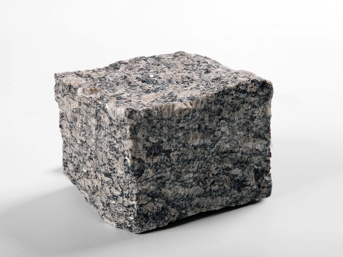 Bruschatka-iz-Sofievskogo-granita-100x100x100-kolotaya-foto-1 Брусчатка из Софиевского гранита 100x100x100 колотая — изображение 1