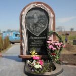 Эксклюзивный женский памятник с цветами №24-049