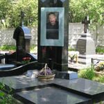 Эксклюзивный памятник с тремя столбами в Киеве №14-006