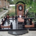 Красивый гранитный комплекс с аркой и оградой  №14-050