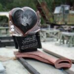 Эксклюзивный памятник с сердцем и цветами №14-066