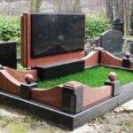 Элитный горизонтальный памятник с оградой из красного гранита №82-005