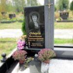 Прямоугольный памятник со скалой №16-006 на кладбище