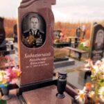 Памятник с крестом и полотенцем из бордового гранита    №16-007