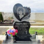 Женский памятник сердце с тюльпанами №12-005