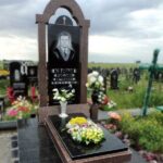 Памятник с аркой из бордового гранита №13-003