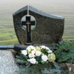 Итальянский памятник с крестом из зеленого гранита №13-025