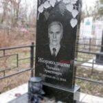 Мужской памятник с винограмом №11-024
