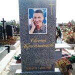 Памятник из серого гранита с цветным портретом   №11-032